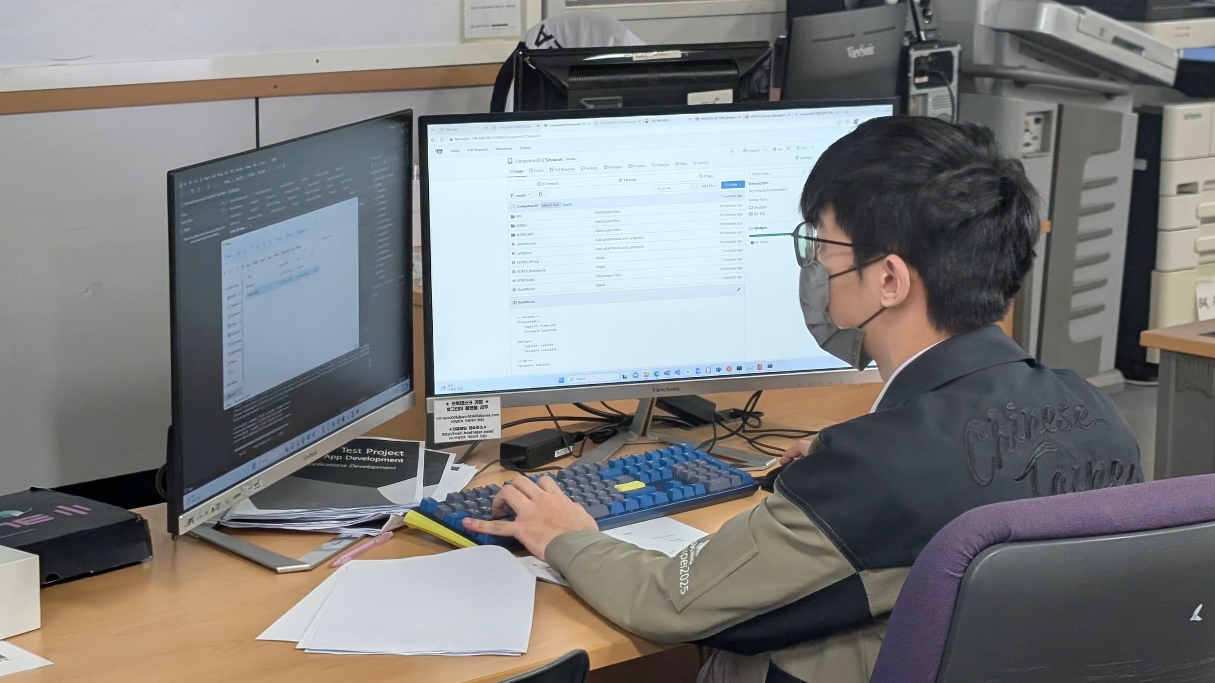 在韓國的邀請賽工作站前作答