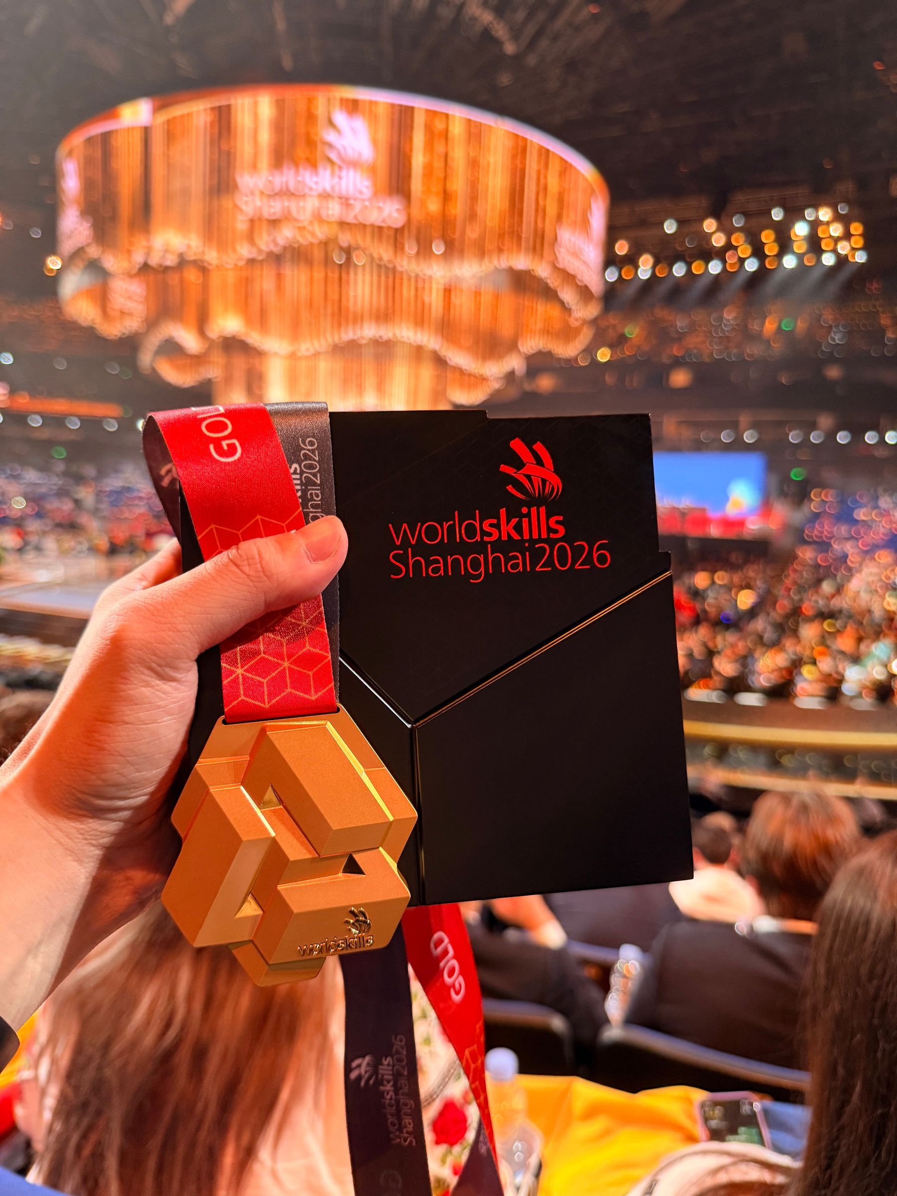 金牌與 WorldSkills Shanghai 2026 的獎牌盒，背景是典禮會場
