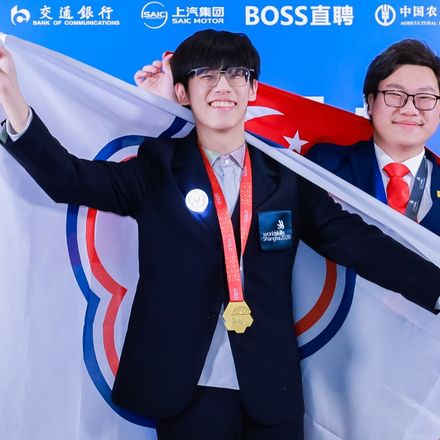 呂治寬在頒獎後展開代表隊旗、掛著金牌，與其他國家的選手合影