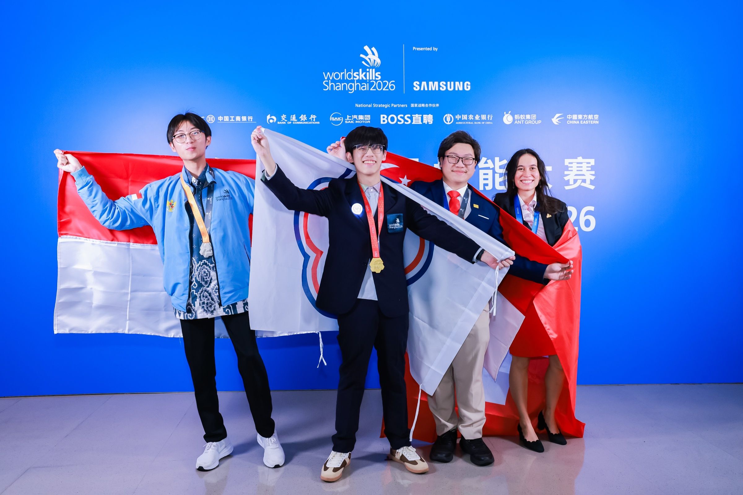 呂治寬在頒獎後展開代表隊旗、掛著金牌，與其他國家的選手合影